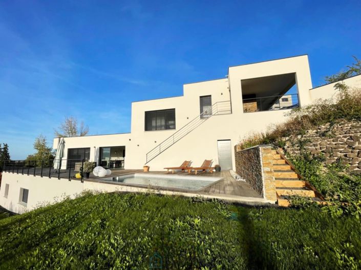 Image No.1-4 Bed Property for sale