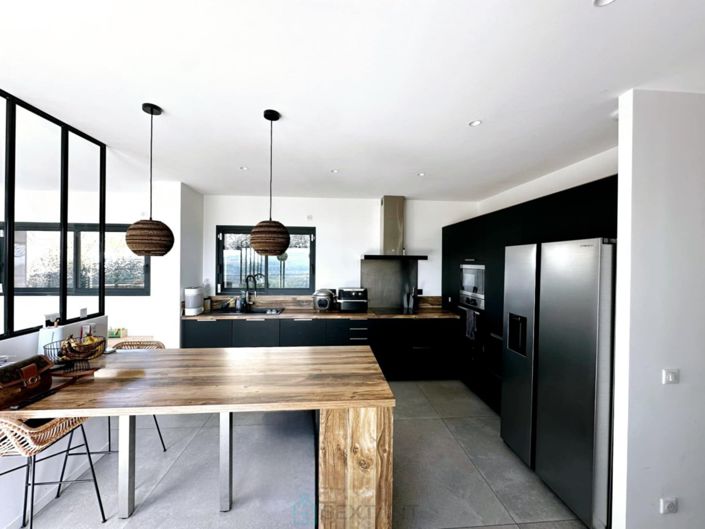 Image No.8-4 Bed Property for sale