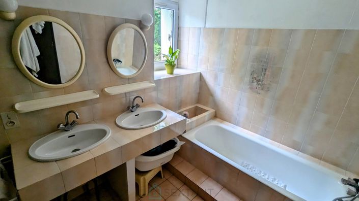 Image No.16-5 Bed Property for sale