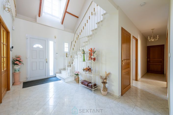 Image No.6-6 Bed House for sale