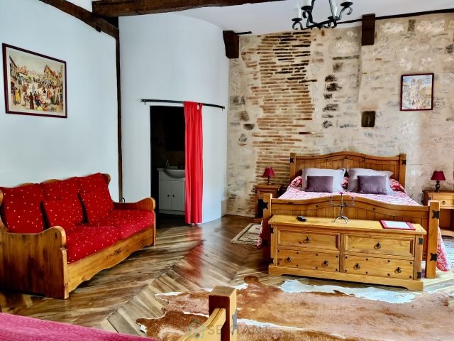 Image No.24-8 Bed Property for sale