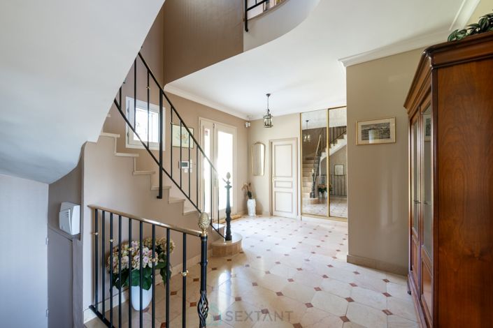 Image No.10-5 Bed Property for sale