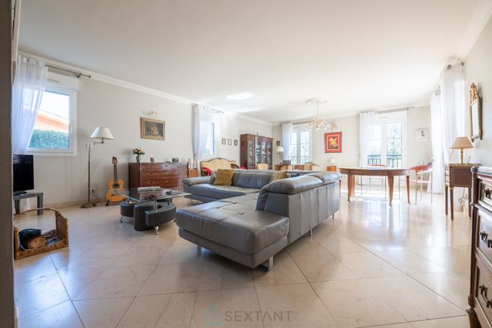 Image No.14-5 Bed Property for sale