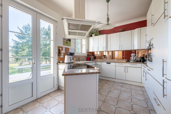 Image No.16-5 Bed Property for sale