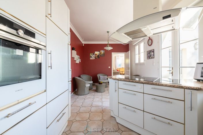 Image No.17-5 Bed Property for sale