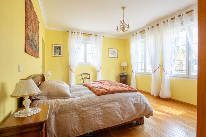 Image No.20-5 Bed Property for sale