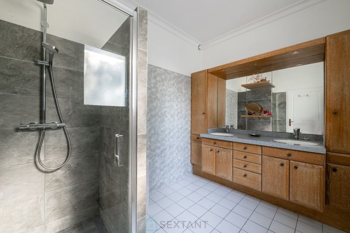 Image No.21-5 Bed Property for sale