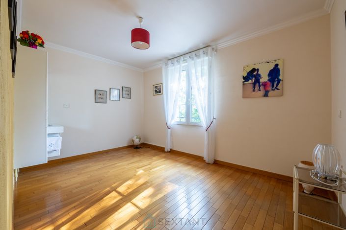 Image No.26-5 Bed Property for sale