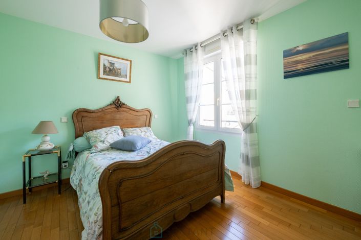 Image No.28-5 Bed Property for sale