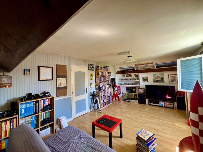 Image No.8-5 Bed House for sale