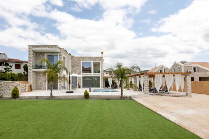 Image No.1-4 Bed Villa for sale