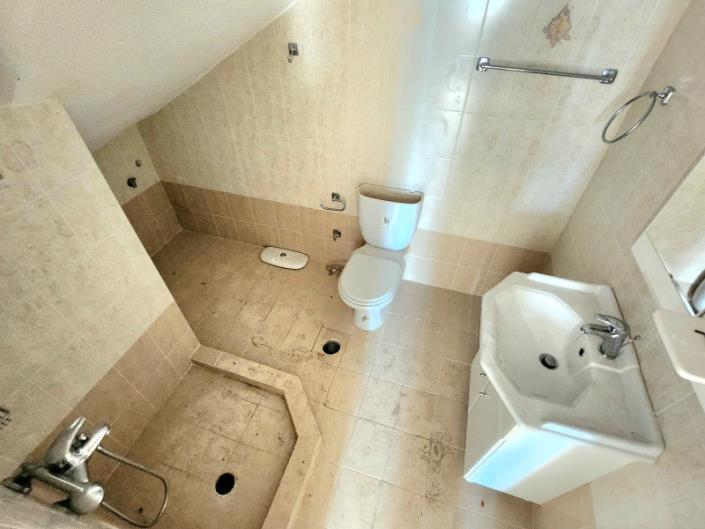 Image No.20-4 Bed House for sale