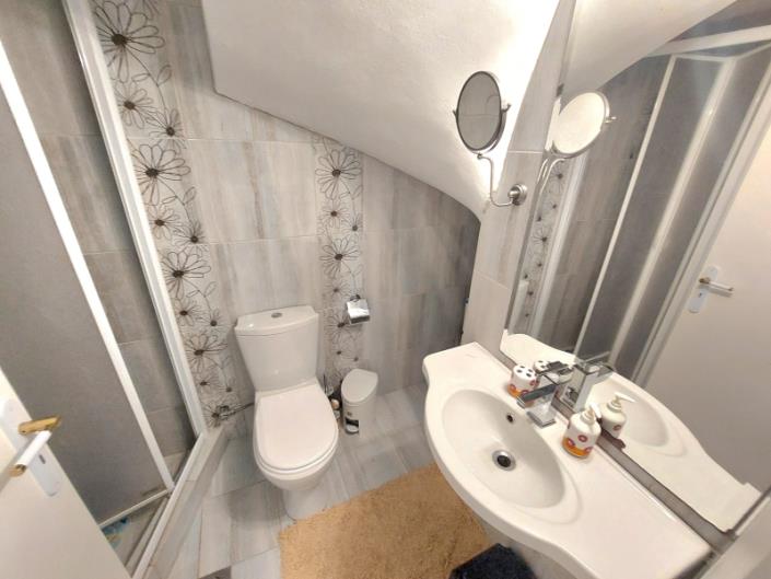 Image No.24-2 Bed House for sale