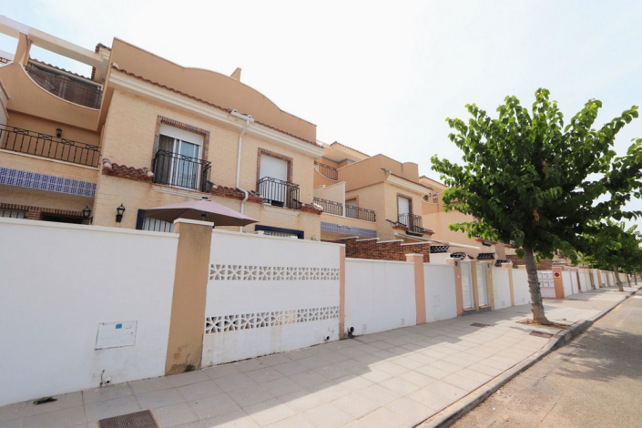 Image No.14-3 Bed Townhouse for sale