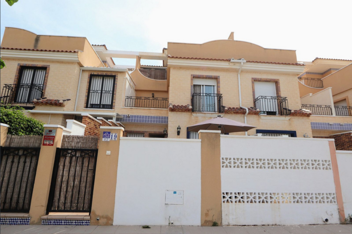 Image No.19-3 Bed Townhouse for sale