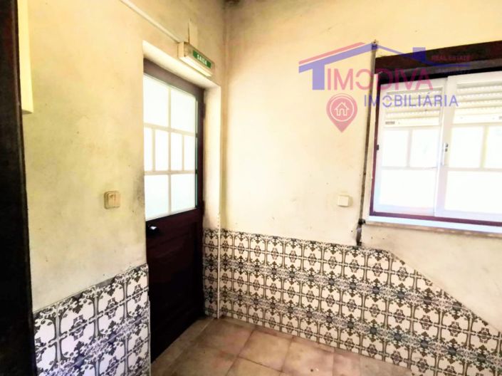 Image No.20-Bar for sale