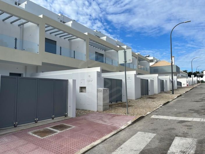 Image No.17-3 Bed House for sale