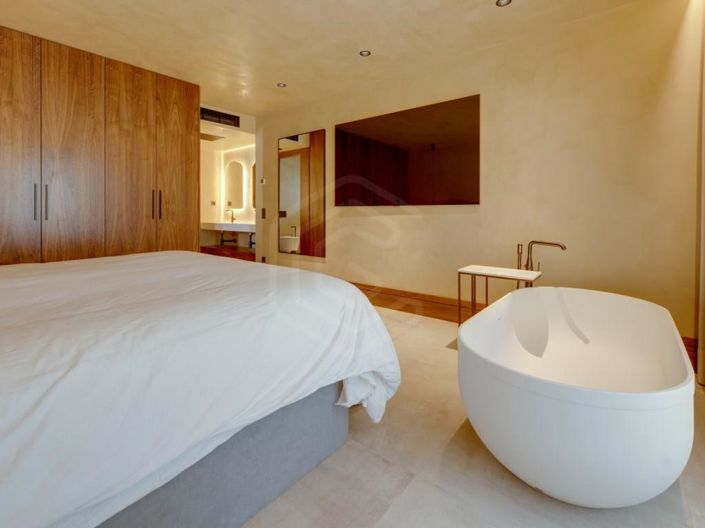 Image No.20-5 Bed House for sale