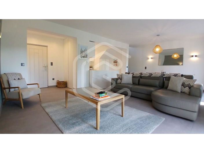 Image No.5-2 Bed House for sale