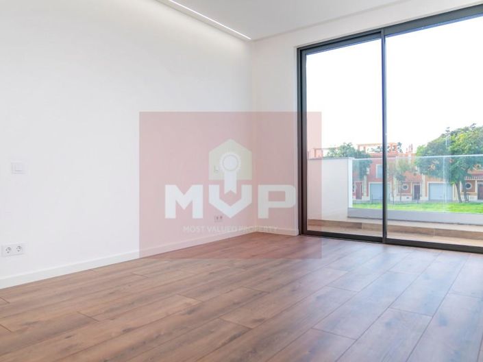 Image No.16-3 Bed House for sale