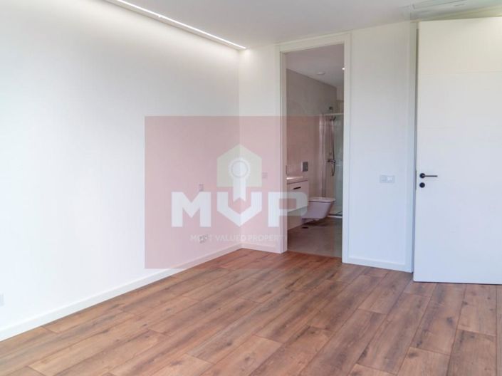 Image No.17-3 Bed House for sale