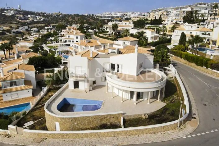 Image No.1-4 Bed House for sale
