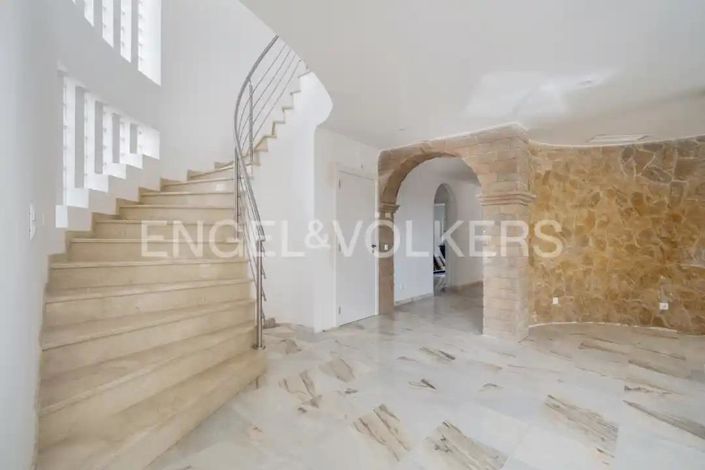 Image No.19-4 Bed House for sale