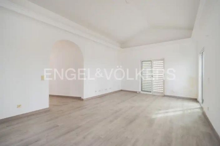 Image No.26-4 Bed House for sale