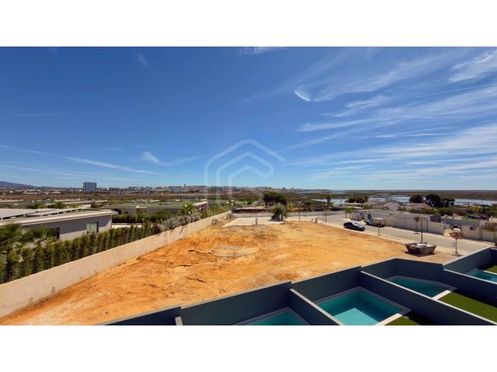 Image No.12-4 Bed House for sale