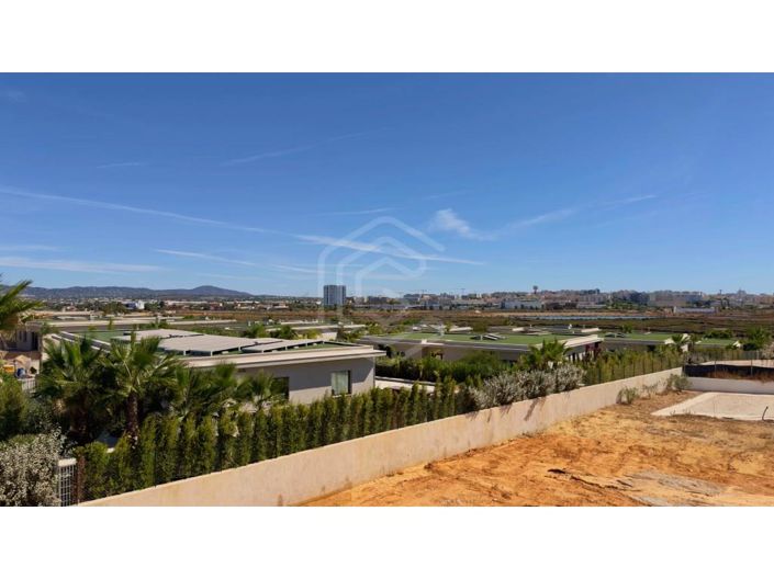 Image No.16-4 Bed House for sale