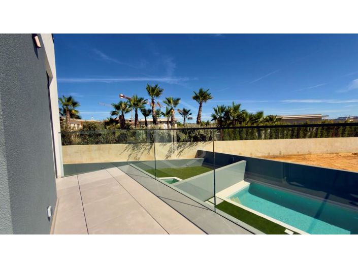 Image No.2-4 Bed House for sale