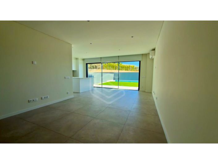 Image No.8-4 Bed House for sale