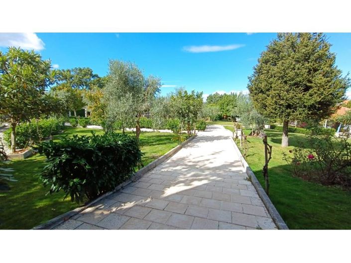 Image No.8-5 Bed House for sale