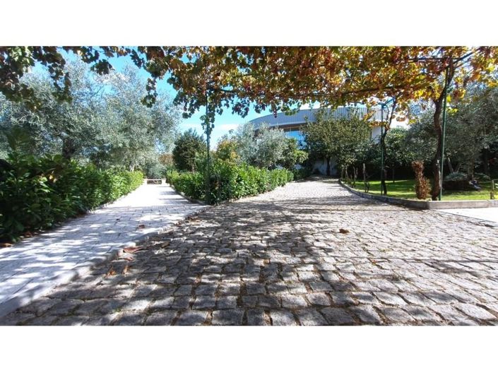 Image No.9-5 Bed House for sale