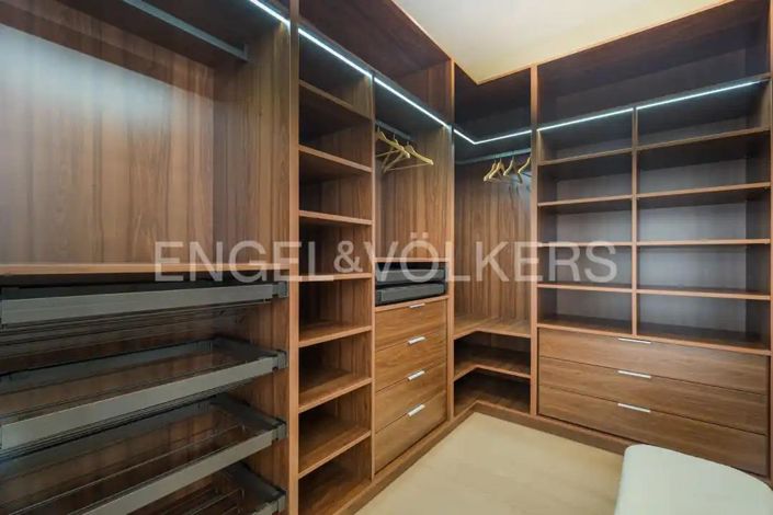 Image No.18-5 Bed House for sale