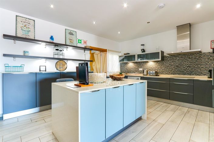 Image No.21-6 Bed House for sale