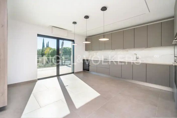 Image No.14-4 Bed House for sale