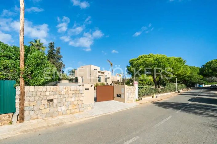 Image No.2-4 Bed House for sale