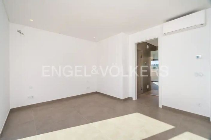 Image No.32-4 Bed House for sale