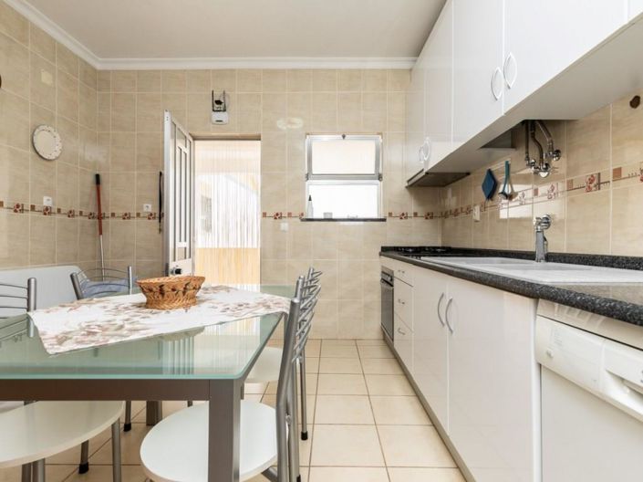 Image No.6-10 Bed House for sale