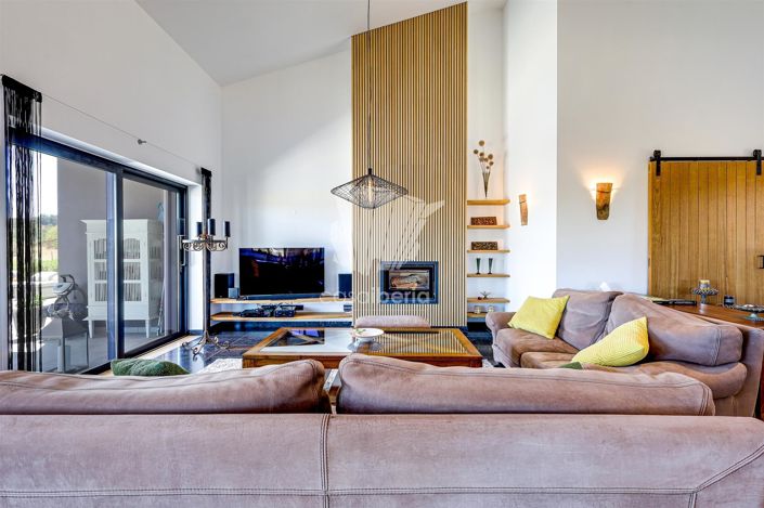 Image No.10-3 Bed House for sale