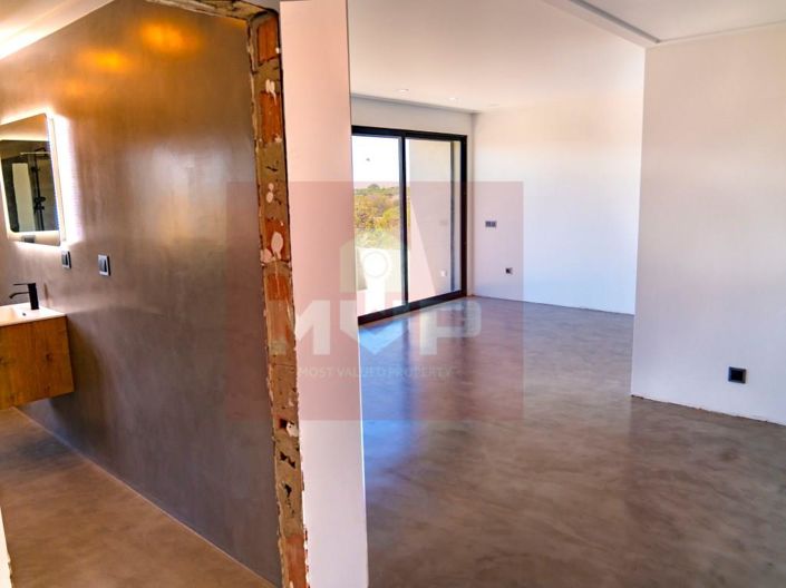 Image No.18-5 Bed House for sale