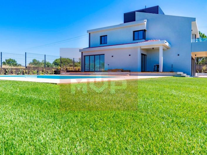 Image No.8-5 Bed House for sale