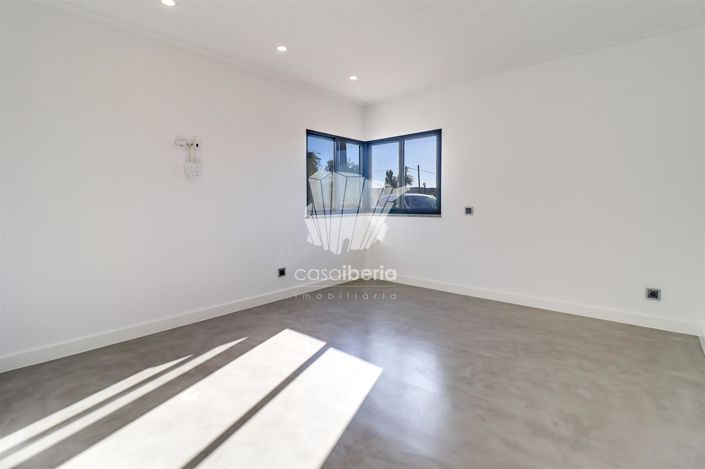 Image No.18-7 Bed House for sale