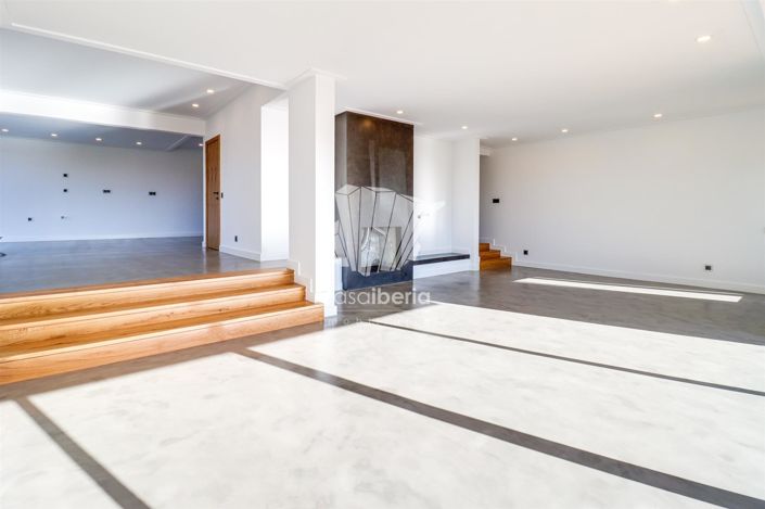 Image No.25-7 Bed House for sale