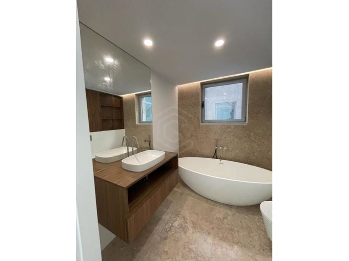 Image No.12-5 Bed House for sale