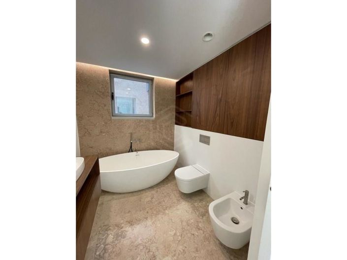 Image No.20-5 Bed House for sale