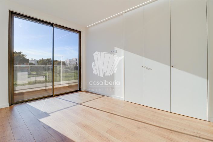 Image No.21-3 Bed House for sale