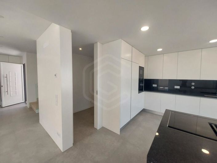 Image No.10-3 Bed House for sale