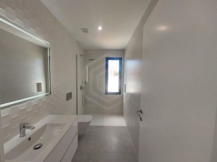 Image No.18-3 Bed House for sale